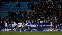 Los jugadores del Burgos celebran con su afición la victoria ante la Ponferradina en El Toralín.