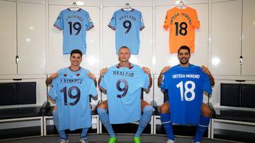 MANCHESTER, ENGLAND - JULY 10: Julian Alvarez, Erling Haaland and Stefan Ortega of Manchester City pose with Manchester City shirts inside the dressing room during the Manchester City Summer Signing Presentation Event at Etihad Stadium on July 10, 2022 in Manchester, England. (Photo by Matt McNulty - Manchester City/Manchester City FC via Getty Images)
