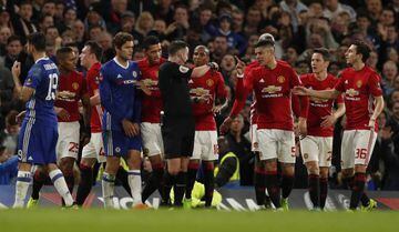 Manchester United players furiously protest Herrera sending off