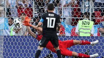Messi, fallando su penalti frente al portero de Islandia.
