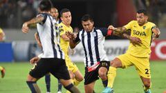 Carlos T&eacute;vez pugna por una pelota en el partido de Copa Libertadores entre Alianza Lima y Boca Juniors.