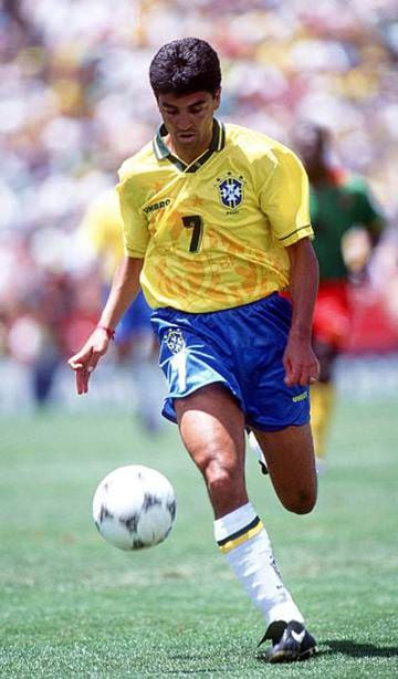Este delantero destacó con la Selección de Brasil al lograr el campeonato del mundo en Estados Unidos 1994, además de la Copa Confederaciones en 1997, así como medalla de plata y bronce en los Juegos Olímpicos de Seúl y Atlanta, respectivamente.