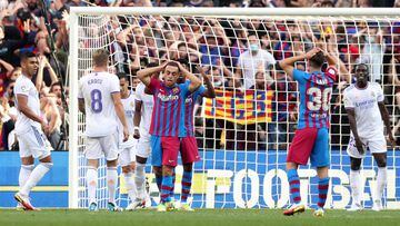 Soccer Football - LaLiga - FC Barcelona v Real Madrid - Camp Nou, Barcelona, Spain - October 24, 2021  FC Barcelona&#039;s Sergino Dest reacts after missing a chance to score REUTERS/Albert Gea