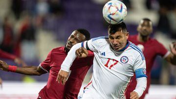 Vienna (Austria), 27/09/2022.- M B Ismail Mohamad of Qatar (L) and Gary Medel of Chile (R) in action during the International Men's Friendly soccer match between Qatar and Chile in Vienna, Austria, 27 September 2022. (Futbol, Amistoso, Viena, Catar) EFE/EPA/CHRISTIAN BRUNA

