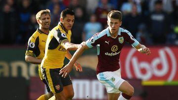 Britain Soccer Football - Burnley v Arsenal - Premier League - Turf Moor - 2/10/16 Burnley&#039;s Johann Berg Gudmundsson in action with Arsenal&#039;s Alexis Sanchez  Reuters / Anthony Devlin Livepic EDITORIAL USE ONLY.