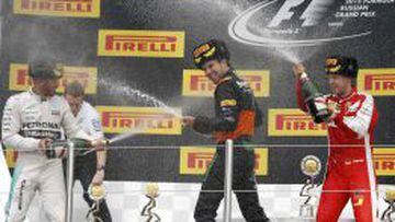 Sergio P&eacute;rez (C) festeja con Lewis Hamilton (I) y Sebastian Vettel (D) en el podio del GP de Rusia.