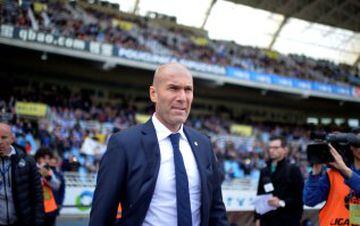 Zidane looks on at Anoeta.