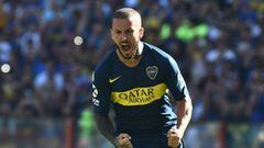 BUENOS AIRES, ARGENTINA - FEBRUARY 03: Dario Benedetto of Boca Juniors celebrates after scoring the first goal of his team during a match between Boca Juniors and Godoy Cruz as part of Superliga 2018/19 at Estadio Alberto J. Armando on February 3, 2019 in Buenos Aires, Argentina. (Photo by Amilcar Orfali/Getty Images)