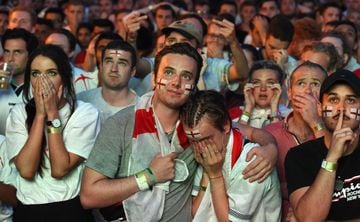 London (United Kingdom), 11/07/2018.- England fans react to Croatia winning the FIFA World Cup 2018 semi final between England and Croatia at a public viewing in London, Britain, 11 July 2018. (Croacia, Mundial de Fútbol, Londres, Inglaterra) EFE/EPA/ANDY