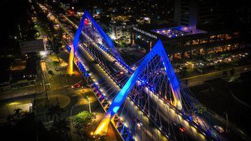 Edificios y monumentos en México se iluminan con la bandera de Ucrania