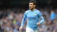 Manchester City fans plead with David Silva to stay