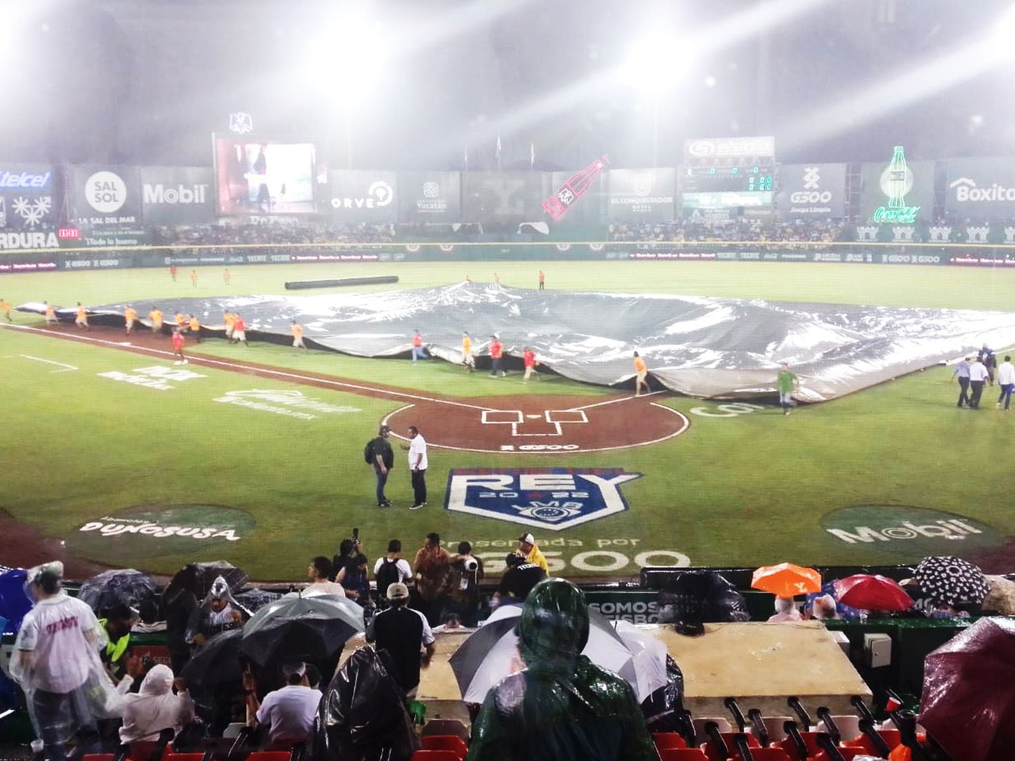 ¡La lluvia pospuso el juego 3! La serie se recorrerá Leones vs Sultanes,  Serie del Rey, juego 3 pospuesto por lluvia - AS México