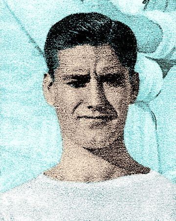 Estuvo una temporada en el Real Madrid (1932-1933). Después militó en dos épocas distintas en el Real Betis (1934-1936 y 1941-1943).