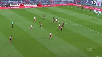 Inexplicable error del portero del Hertha: ¡ojo a la reacción de sus defensas!
