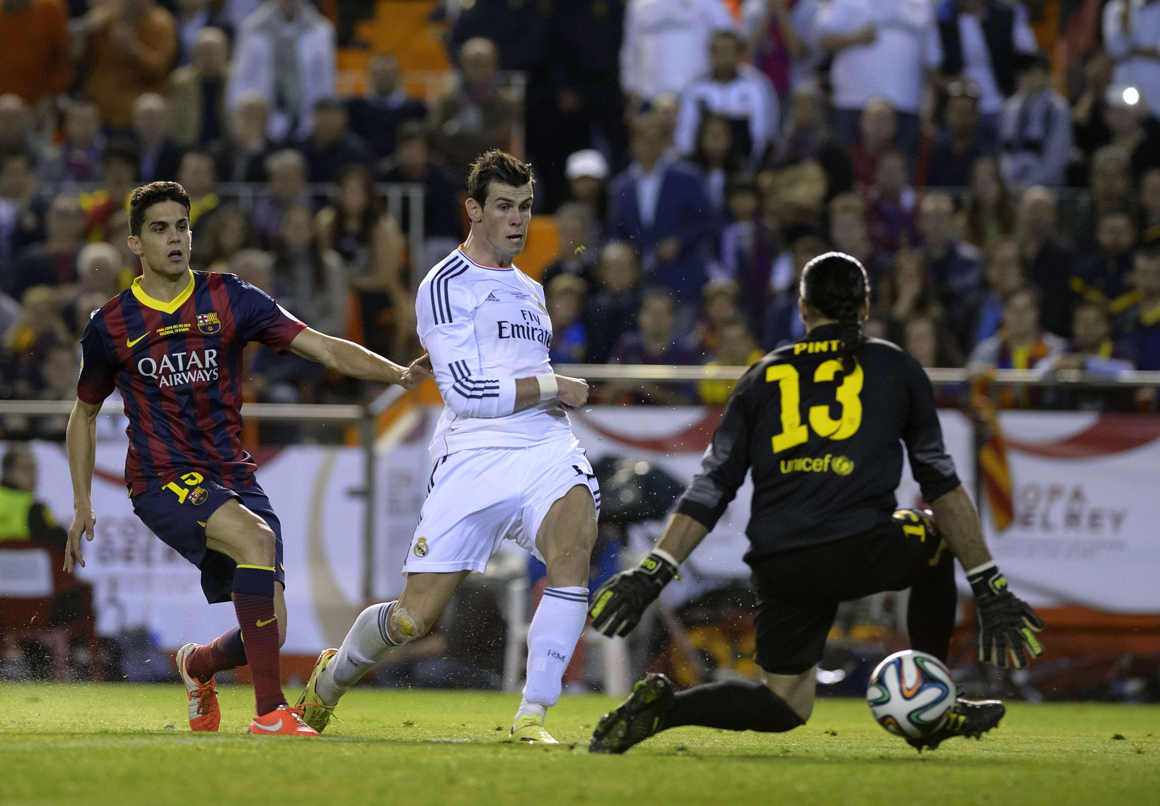 Real Madrid's Welsh forward Gareth Bale (C) scores during the Spanish Copa del Rey (King's Cup) final "Clasico" football match FC Barcelona vs Real Madrid CF at the Mestalla stadium in Valencia on April 16, 2014.   AFP PHOTO/ DANI POZO
FINAL COPA DEL REY
GOL 1-2 BALE
PUBLICADA 17/04/14 NA MA10 2COL