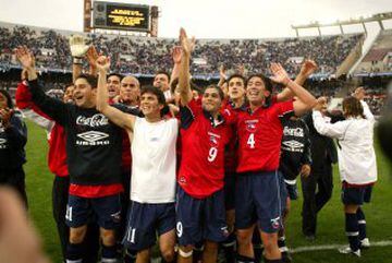 Plantel chileno celebra tras el empate conseguido frente a Argentina en el Monumental de Buenos Aires.