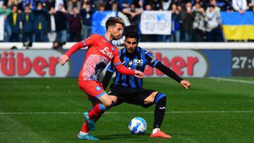 BERGAMO, ITALY - APRIL 03: Dries Mertens of SSC Napoli and Remo Freuler of Atalanta Bergamo battle for the ball during the Serie A match between Atalanta BC and SSC Napoli at Gewiss Stadium on April 3, 2022 in Bergamo, Italy. (Photo by Andrea Bruno Diodato/vi/DeFodi Images via Getty Images)