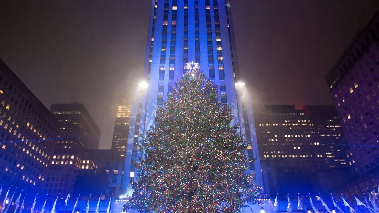 Who is lighting the Rockefeller Center Christmas tree? AS USA