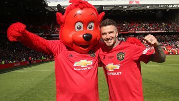 MANCHESTER, ENGLAND - MAY 26:   David Beckham of Manchester United '99 Legends celebrates with Fred the Red at the end of the 20 Years Treble Reunion match between Manchester United '99 Legends and FC Bayern Legends at Old Trafford on May 26, 2019 in Manc