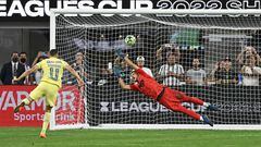 LAFC's US goalkeeper John McCarthy fails to stop a penalty from America's Uruguayan forward Jonathan Rodriguez during the Leagues Cup friendly football match between USA's Los Angeles FC and Mexico's Club America at SoFi Stadium in Inglewood, California, on August 3, 2022. (Photo by Patrick T. FALLON / AFP)