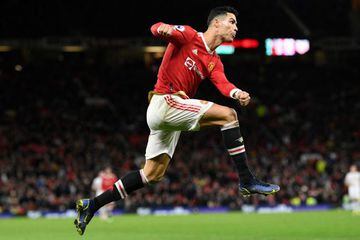 Cristiano Ronaldo fires Manchester United into Champions League last 16