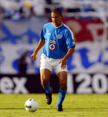 El defensa central fue dirigido por Martino en Colón de Santa Fe entre los años 2004 y 2005; también estuvo en Cruz Azul.