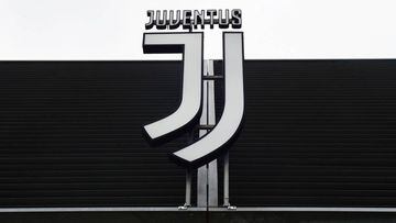 El escudo de la Juventus en su estadio.