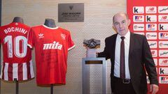 Bochini, con el trofeo One Club Man, una camiseta del Athletic y otra de Independiente