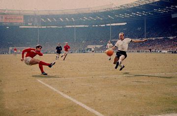 Geoff Hurst es un histórico futbolista inglés al ser el único en lograr un triplete en una final de Copa del Mundo, lo hizo en Inglattera 1966 en la que logró alzar tan anhelado trofeo.