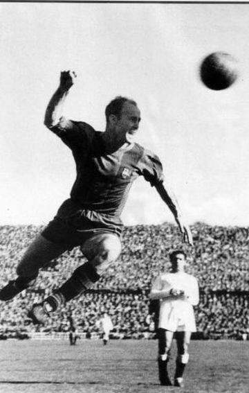 CÉSAR RODRÍGUEZ: 'Pelucas' jugó gran parte de su carrera en Barcelona, y con los culés, anotó 14 goles en los 28 clásicos que disputó.