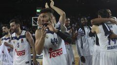 Los jugadores del Real Madrid celebran su victoria contra el Darussafaka Dogus durante el cuarto encuentro de los playoff de la Euroliga disputado en Estambul.