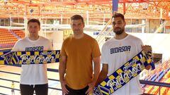Julen Aginagalde escolta por Jakub y Mehdi, los nuevos porteros del Bidasoa.