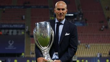 Zidane con la Supercopa de Europa. 