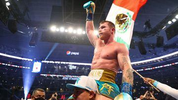 In this handout photo provided by Matchroom Boxing, Mexican boxer Saul &quot;Canelo&quot; Alvarez (C top) celebrates after defeating British boxer Billy Joe Saunders during their super middleweight title fight at the AT&amp;T Stadium in Arlington, Texas on May 8, 2021. - Saul &quot;Canelo&quot; Alvarez defended his WBC and WBA titles and seized the WBO crown on Saturday, by stopping Billy Joe Saunders at the end of the eighth round of their super middleweight unification fight. (Photo by Ed MULHOLLAND / Matchroom Boxing / AFP) / RESTRICTED TO EDITORIAL USE - MANDATORY CREDIT &quot;AFP PHOTO / ED MULHOLLAND / MATCHROOM BOXING &quot; - NO MARKETING - NO ADVERTISING CAMPAIGNS - DISTRIBUTED AS A SERVICE TO CLIENTS