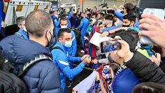 Head Coach Xavi Hernandez (L) of FC Barcelona signs autographs to fans at Sydney International Airport on May 24, 2022, on the eve of their friendly match against A-League All Stars team in Sydney. (Photo by Saeed KHAN / AFP)