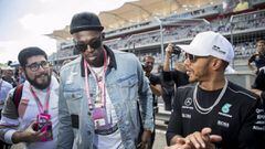 SUKI023. Austin (United States), 23/10/2017.- World&#039;s Fastest Man Usain Bolt (L) and British Formula One driver Lewis Hamilton (R) of Mercedes AMG GP pose at the Circuit of the Americas, in Austin, Texas, USA, 22 October 2017. Bolt will give the sign