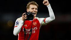 Soccer Football - Premier League - Arsenal v Liverpool - Emirates Stadium, London, Britain - February 4, 2024 Arsenal's Martin Odegaard celebrates with a camera after the match Action Images via Reuters/John Sibley NO USE WITH UNAUTHORIZED AUDIO, VIDEO, DATA, FIXTURE LISTS, CLUB/LEAGUE LOGOS OR 'LIVE' SERVICES. ONLINE IN-MATCH USE LIMITED TO 45 IMAGES, NO VIDEO EMULATION. NO USE IN BETTING, GAMES OR SINGLE CLUB/LEAGUE/PLAYER PUBLICATIONS.     TPX IMAGES OF THE DAY