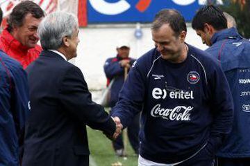 Marcelo Bielsa dándole la mano al Presidente Sebastián Piñera, en la despedida de la Selección. El desprecio del técnico en el regreso al mandatario sería tema nacional.
