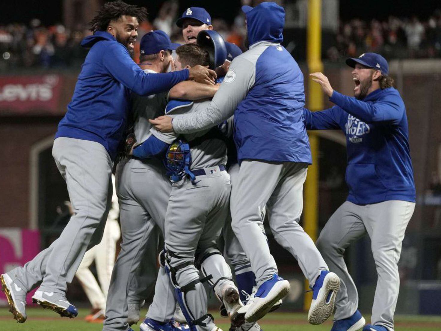 Los Angeles Dodgers beat San Francisco Giants 2-1 in playoff