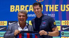 FORT LAUDERDALE, FL - JULY 20: Robert Lewandowski and Joan Laporta hold up an FC Barcelona jersey during the press conference introducing him to FC Barcelona at Conrad Fort Lauderdale Beach on July 20, 2022 in Fort Lauderdale, Florida.   Eric Espada/Getty Images/AFP
== FOR NEWSPAPERS, INTERNET, TELCOS & TELEVISION USE ONLY ==