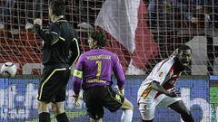 <b>EUFORIA. </b>Romaric grita el gol del empate que metió al Sevilla en el partido.