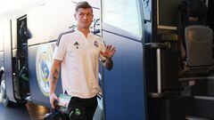Toni Kroos se dispone a subir al autobús del Real Madrid en el Mundial de Clubes de Marruecos 2022.