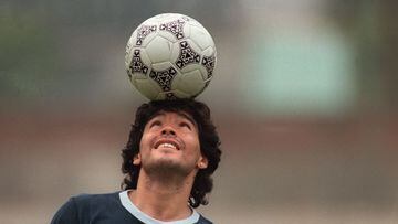 (FILES) In this file picture taken on May 22, 1986 Argentine football star Diego Maradona, wearing a diamond earring, balances a soccer ball on his head as he walks off the practice field following the national team&#039;s practice session in Mexico City. - Argentine football legend Diego Maradona turns 60 on October 30, 2020. (Photo by JORGE DURAN / AFP)