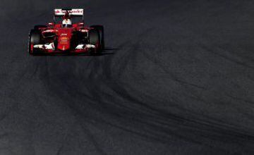 GRA323. MONTMELÓ (BARCELONA), 27/02/2015.- El piloto alemán de Ferrari, Sebastian Vettel, durante la segunda jornada de la tercera tanda de entrenamientos oficiales de Fórmula Uno que se celebran en el Circuito de Catalunya de Montmeló. EFE/Alberto Estévez