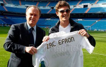 El actor es otra de las personalidades que visitan el Santiago Bernabéu y posa con la elástica del Real Madrid