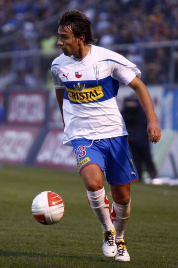 Marcelo Cañete, volante argentino, llegó a la tienda cruzada el año 2011. Su paso por la UC fue ingrato, ya que se esperaba mucho más de él, y no gravitó. Anotó 3 goles en 23 partidos.  Hoy juega en Sao Bernardo de Brasil.