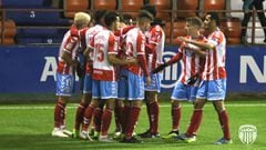 Los jugadores del CD Lugo celebran durante el partido ante el Levante.