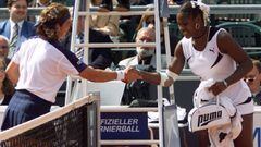 La tenista estadounidense Serena Williams saluda a la espa&ntilde;ola Arantxa Sanchez Vicario tras retirarse en el Torneo de Berl&iacute;n de 1999.