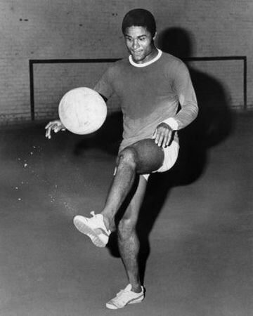 La Pantera, La Perla Negra. Eusebio revolucionó el fútbol europeo de la decada de 1960. Promedió más de 1 gol por partido en su carerra. Su muerte en 2014  conmocionó a Portugal que declaró tres días de luto oficial.