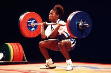El 2000 fue otro año importante para el deporte femenino. El levantamiento de pesas también fue disciplina olímpica en Sidnei. En imagen, Evelyn Ebhomien.
